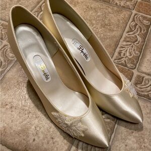 Vintage 60s Dyeables Women’s Sz 7.5 Ivory Satin Formal Wedding Heels Bead Sequin